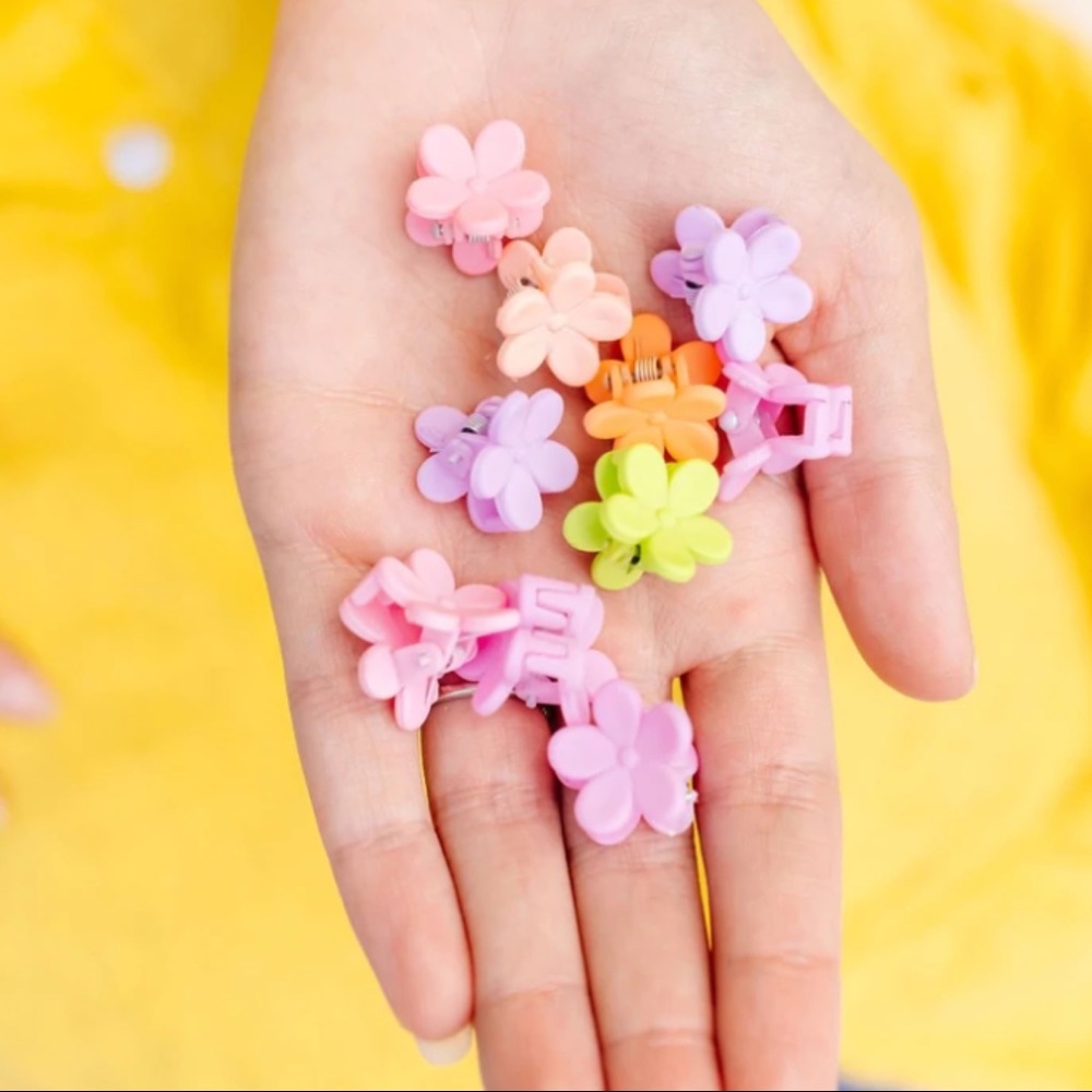 Mini Hair Clips Pack Of Eight Flower Clips NWT